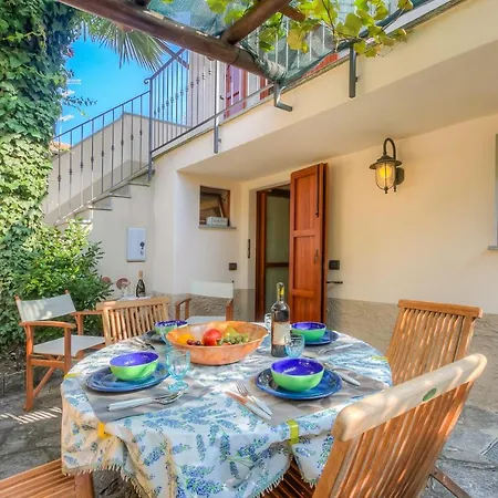 Holiday home La Piccola Casa Dell'uva Fragola - Happy